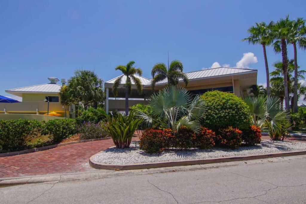 Sea Breeze, Studio 510, Beach Steps Away!+Pool+Wifi Ruskin Exteriör bild