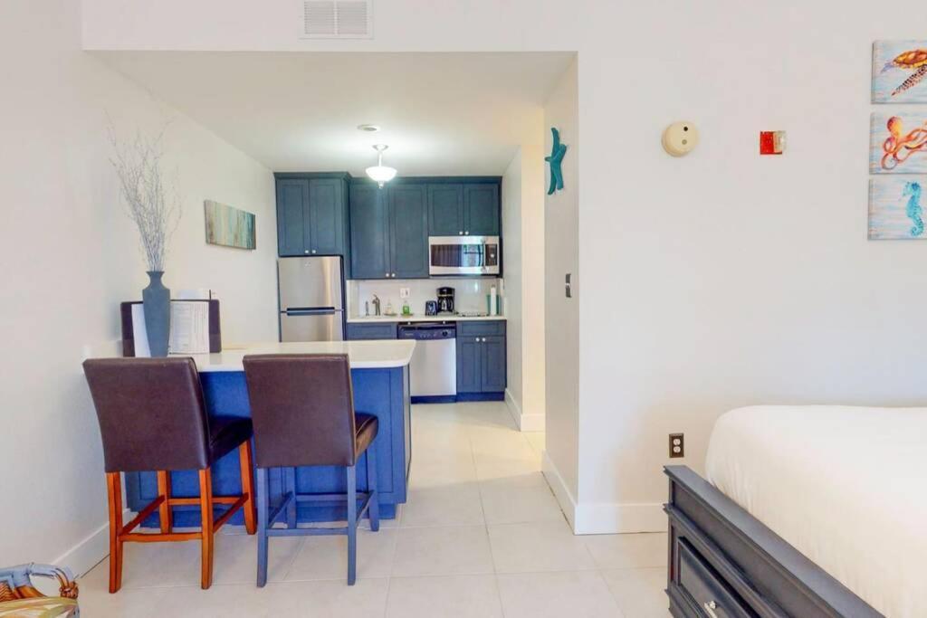 Sea Breeze, Studio 510, Beach Steps Away!+Pool+Wifi Ruskin Exteriör bild