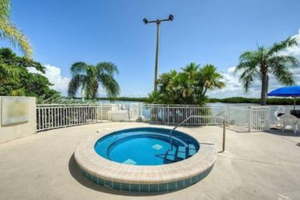 Sea Breeze, Studio 510, Beach Steps Away!+Pool+Wifi Ruskin Exteriör bild